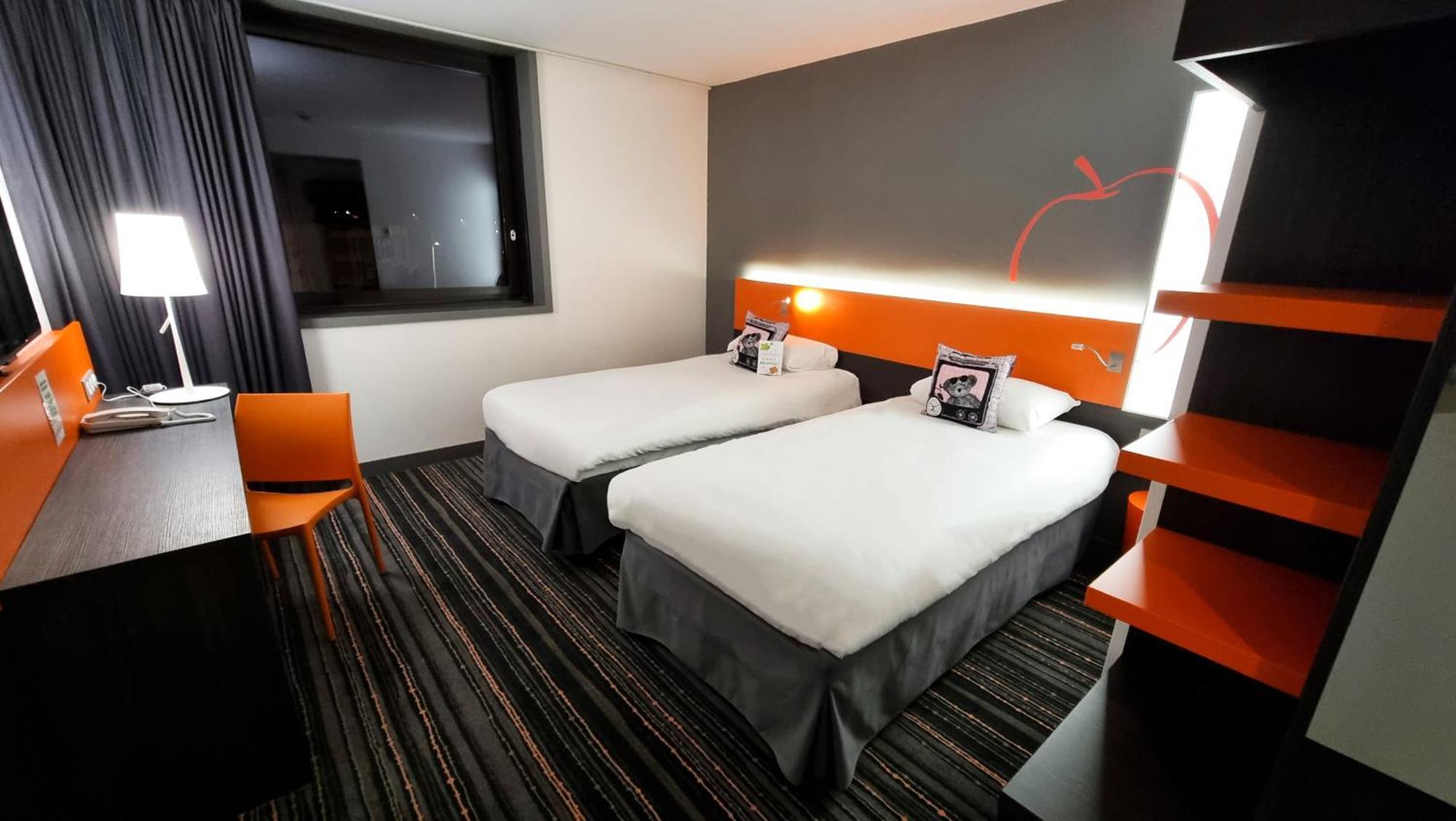 Готель Ibis Styles Caen Centre Gare Екстер'єр фото